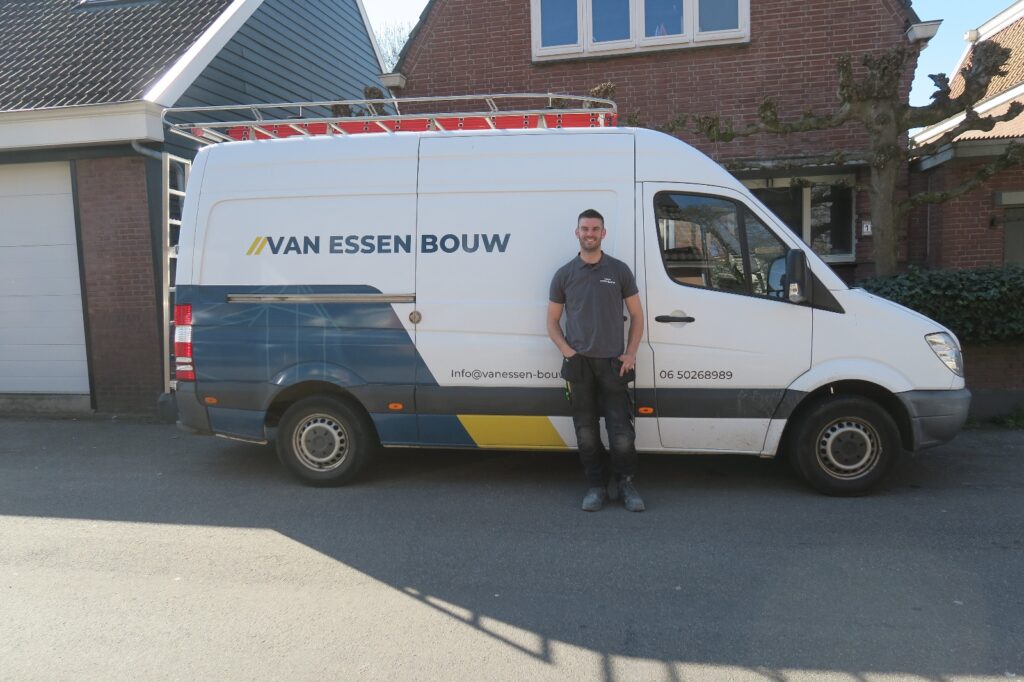 Bedrijfsbus van bouwpartner van installateur Arkel bij een woningbouwproject in de regio
