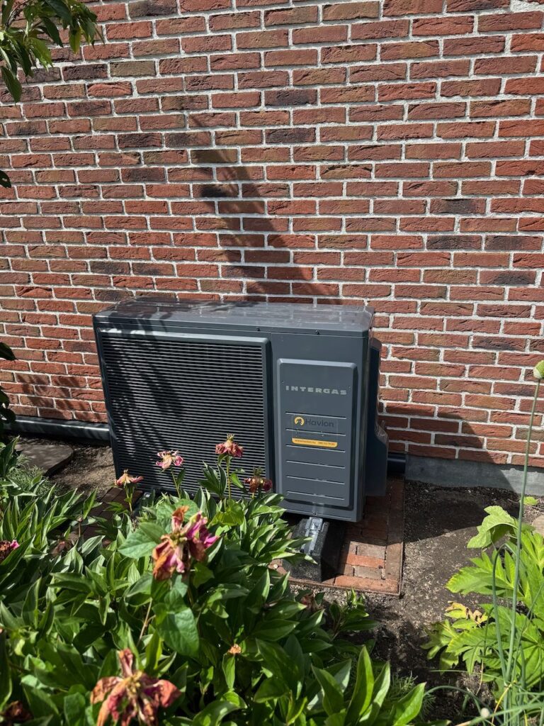 Energiezuinige warmtepomp voor woning in Breda met de kenmerkende Havion uit Arkel sticker