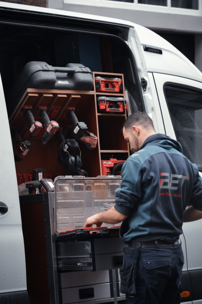 Elektromonteur aan het werk in servicebus van partner van installateur Arkel voor elektrotechnische werkzaamheden