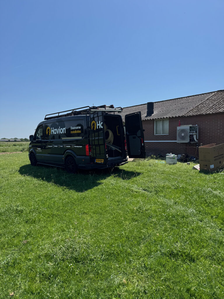 De bus van Installateur in Gorinchem die actief is voor duurzame energieoplossingen en klimaatinstallaties