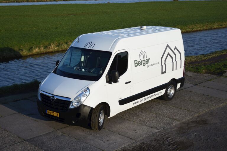 Bedrijfswagen van onderhouds- en bouwpartner van installateur Arkel voor werkzaamheden aan woningen en gebouwen