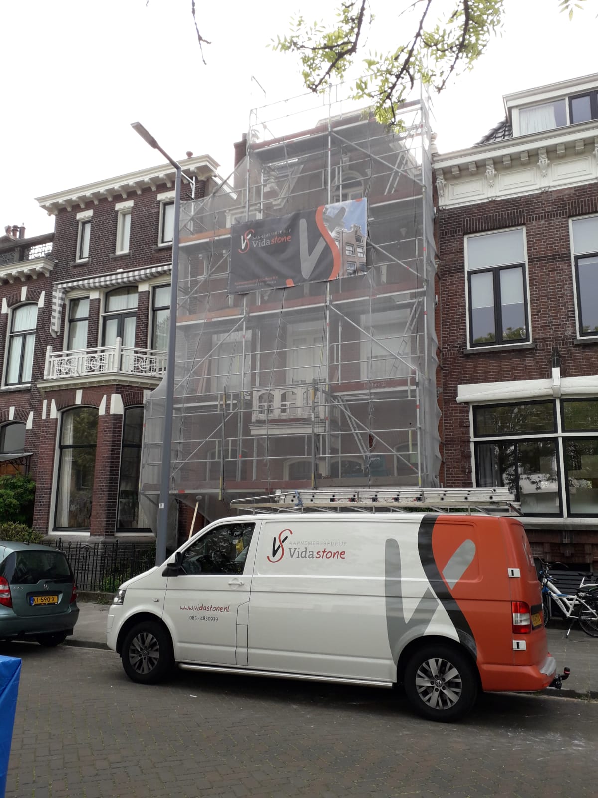 Bedrijfswagen van samenwerkingspartner van installateur Arkel voor bouw- en renovatieprojecten